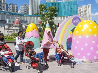 Anak-anak disabilitas dari Rumah Harapan Indonesia berwisata di Sky Walk Neo Soho, Jakarta Barat, Kamis (2/5/2019). Kegiatan yang digelar Yayasan Agung Podomoro Land dilanjutkan menuju Jakarta Aquarium sambil mengenal jenis satwa laut dan sungai. (Liputan6.com/Fery Pradolo)