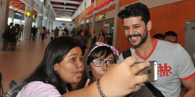 20150825-Momen Para Pemain 'Elif' Ditodong Selfie Para Fans di Bali