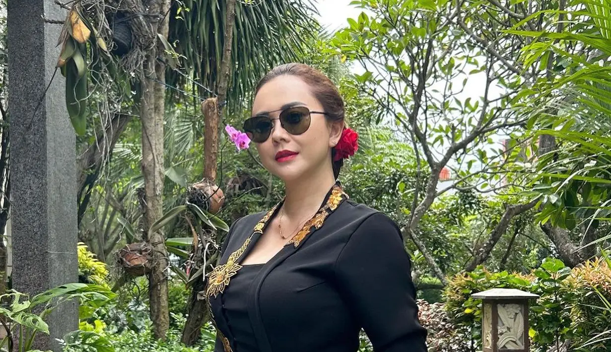 “Kalimat itu menyimpan pesan tentang betapa pentingnya peranan wanita utk pembangunan bangsa ...happy international women's day,” tutup Aura Kasih. Wanita 36 tahun ini memang suka mengenakan kebaya.. (Liputan6com/IG/aurakasih)