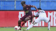 Striker PSM Makassar, Yakob Sayuri (kiri) berusaha melewati gelandang Borneo FC, Hendro Siswanto dalam laga matchday ke-3 Grup B Piala Menpora 2021 di Stadion Kanjuruhan, Malang, Rabu (31/3/2021). PSM bermain imbang 2-2 dengan Borneo FC. (Bola.com/M Iqbal