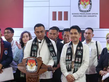 Pasangan dari jalur independen di Pemilihan Gubernur DKI Jakarta, Dharma Pongrekun-Kun Wardana ini resmi mendaftar ke Komisi Pemilihan Umum (KPU) Provinsi Jakarta,  Kamis (29/8/2024) malam. (Liputan6.com/Angga Yuniar)