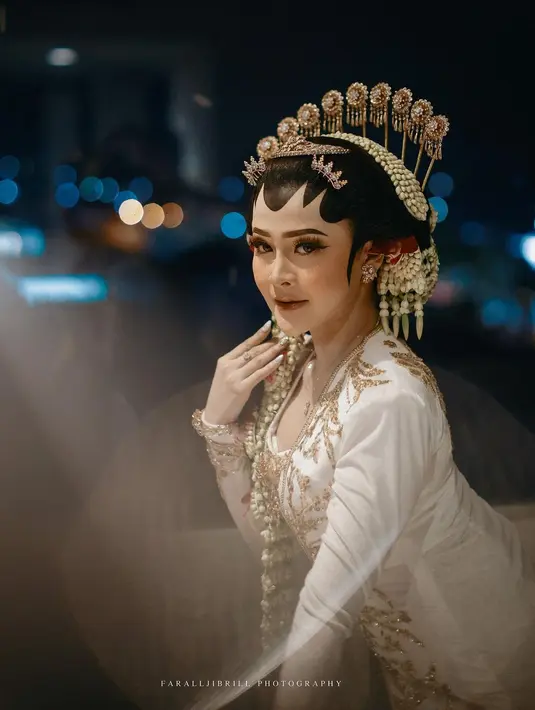 Bella Bonita sendiri tampil manglingi bak ratu Jawa. Dengan kebaya putih terstruktur, juga dengan payet emas yang mewah, detail bros dan kain korset batik merah semakin membuat penampilan Bella Bonita menarik. Foto: Instagram.