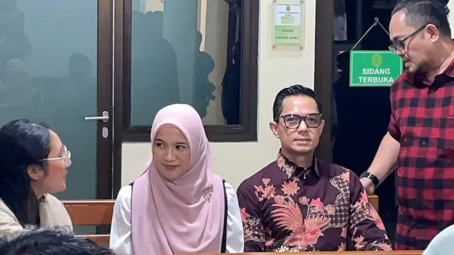 Dude Harlino dan Alyssa Soebandono Penuhi Panggilan Sebagai dalam Sidang Kasus PT DSI