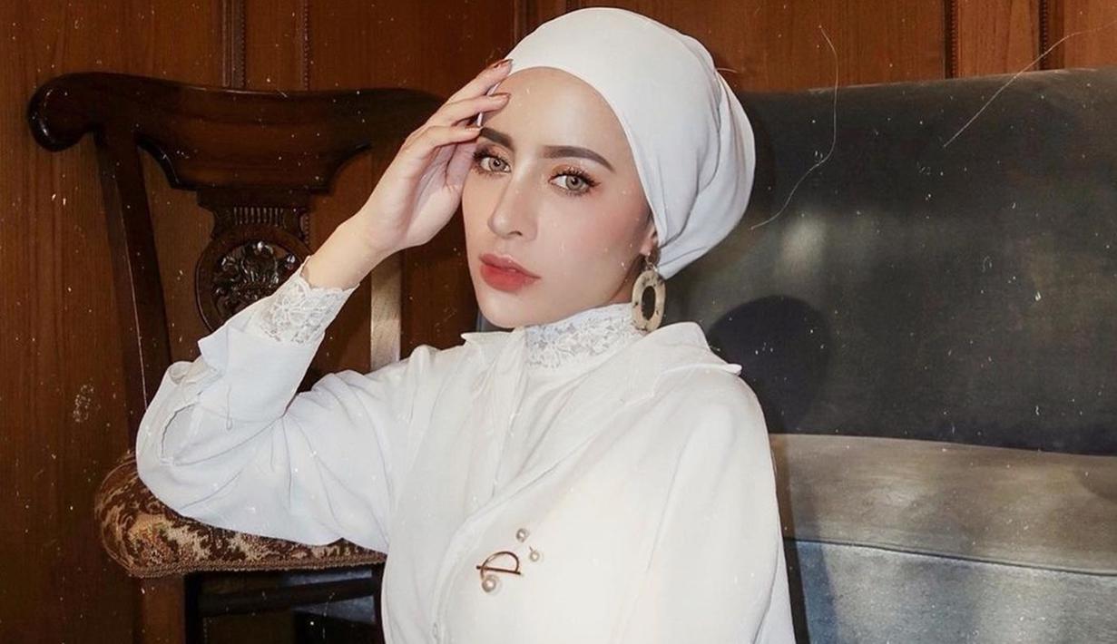 FOTO: Gaya OOTD Aghnia Punjabi dengan Busana Putih ...