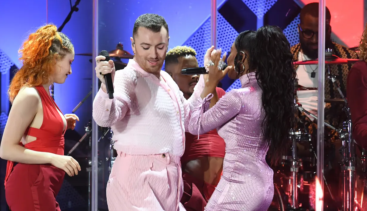 Penampilan Sam Smith (tengah) dan Normani (kanan) dalam konser Jingle Ball 2019 KIIS-FM di The Forum, Inglewood, California, Amerika Serikat, Jumat (6/12/2019). Jingle Ball 2019 dimeriahkan sejumlah penyanyi papan atas dunia. (Kevin Winter/Getty Images for iHeartMedia/AFP)