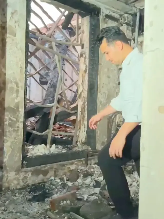 Emil Dardak mengecek kondisi Gedung Grahadi Surabaya setelah dibakar massa. (Foto: Dok. Instagram @emildardak)