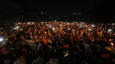 Ribuan suporter Persija menyalakan lilin saat aksi di kawasan Stadion GBK Jakarta, Senin (16/5/2016). Aksi ini untuk mengenang wafatnya Fahreza saat akan menyaksikan laga Persija melawan Persela, Jumat pekan lalu. (Liputan6.com/Helmi Fithriansyah)