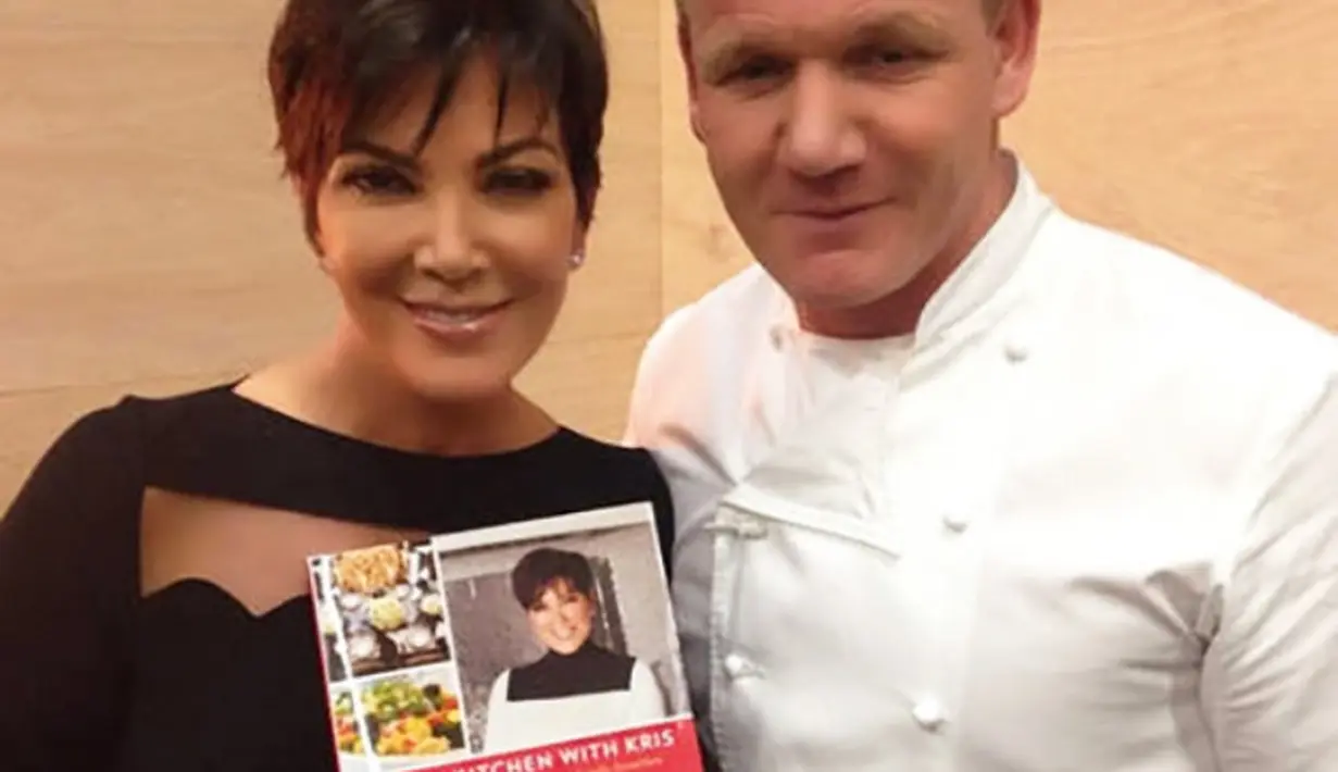 Nah kalau ini sih kelihatan banget. Kris Jenner menggunakan "penghalus wajah"! Lihat aja wajah Chef Gordon Ramsey! (instagram/krisjenner)