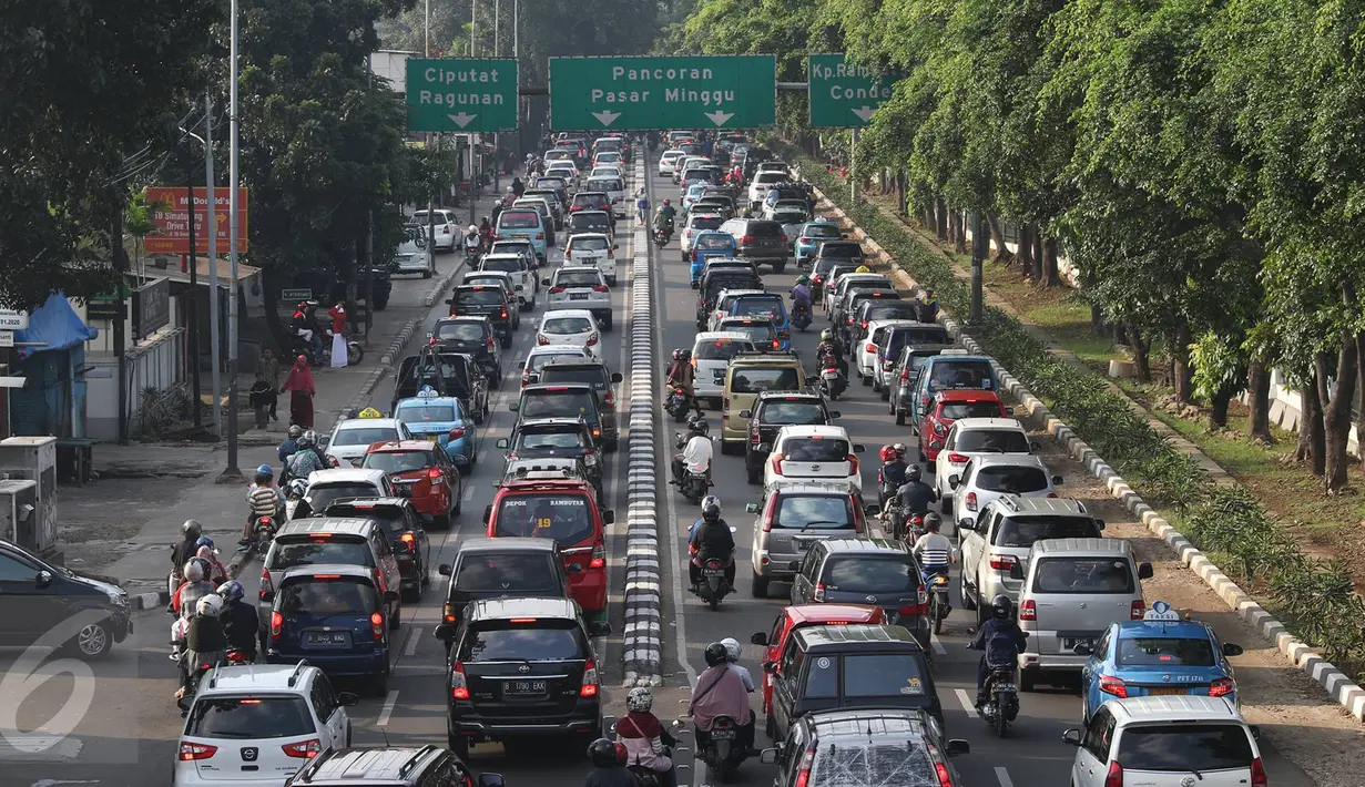 Kendaraan terjebak kemacetan di kawasan Tanjung Barat, Jakarta, (6/7). Banyaknya kendaraan pribadi menjadi penyebab kemacetan di sejumlah ruas jalan Ibu Kota, meskipun saat hari libur dan ditinggal mudik sebagian warganya. (Liputan6.com/Immanuel Antonius)