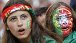 Fans Cantik Portugal memberikan dukungan dengan wajah bergambar bendera negaranya saat timnya lolos ke semifinal Piala Eropa 2016 di Stade VÈlodrome, Marseille, Prancis, (30/6/2016) dini hari WIB. (REUTERS/Christian Hartmann)
