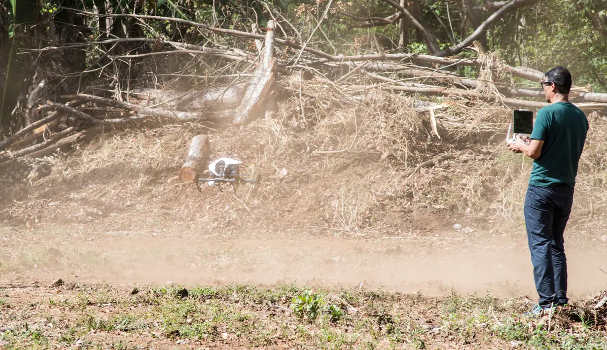 Penyelidik Penerbangan Sipil menerbangkan pesawat tak berawak (drone) untuk mendapatkan informasi tentang pesawat penumpang kecil yang jatuh di dekat Punta Islita, Kosta Rika, Minggu, (31/12). (AFP Photo/Ezequiel Becerra)