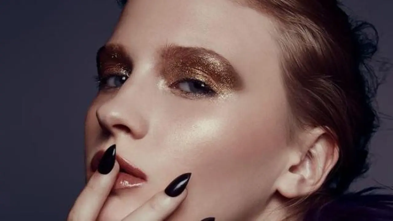Trik Jenius Ciptakan Warna Eyeshadow yang Nyata