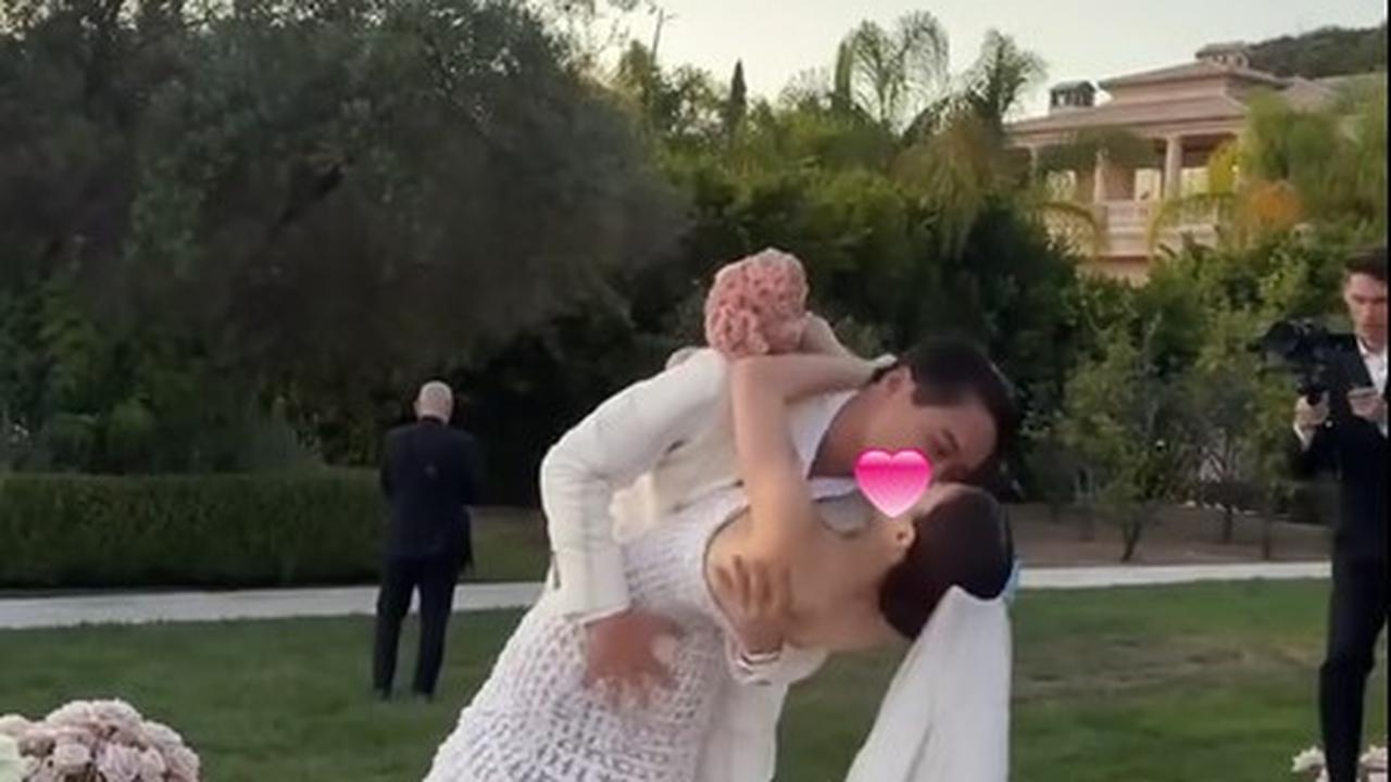 Mencium Sang Istri di Depan Tamu Undangan