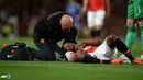 Patrice Evra diberikan bantuan medis pada pertandingan Liga Inggris antara Manchester United melawan Chelsea di Stadion Old Trafford, Manchester Selasa 27 Agustus 2013. (AFP/Andrew Yates)