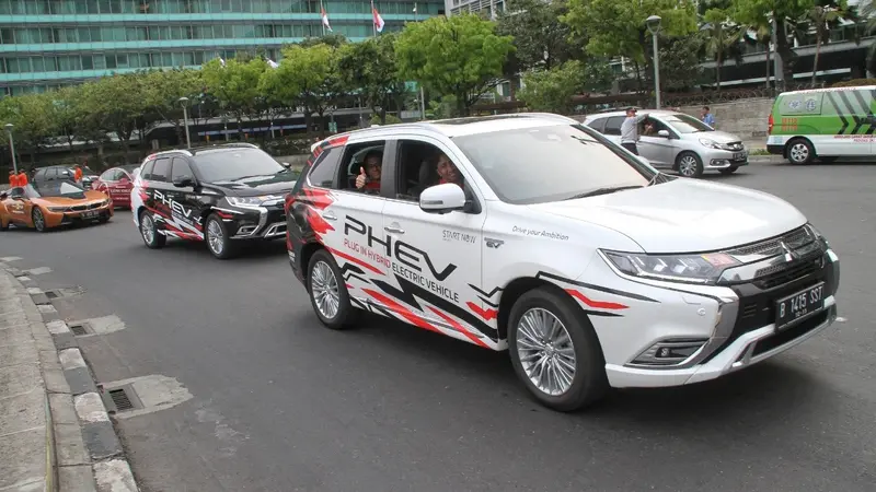 PT Mitsubishi Motors Krama Yudha Sales Indonesia (MMKSI) ikut mendukung acara Jakarta Langit Biru yang dilaksanakan, Minggu 27 Oktober 2019 di area Patung Pemuda Membangun, Senayan, Jakarta.