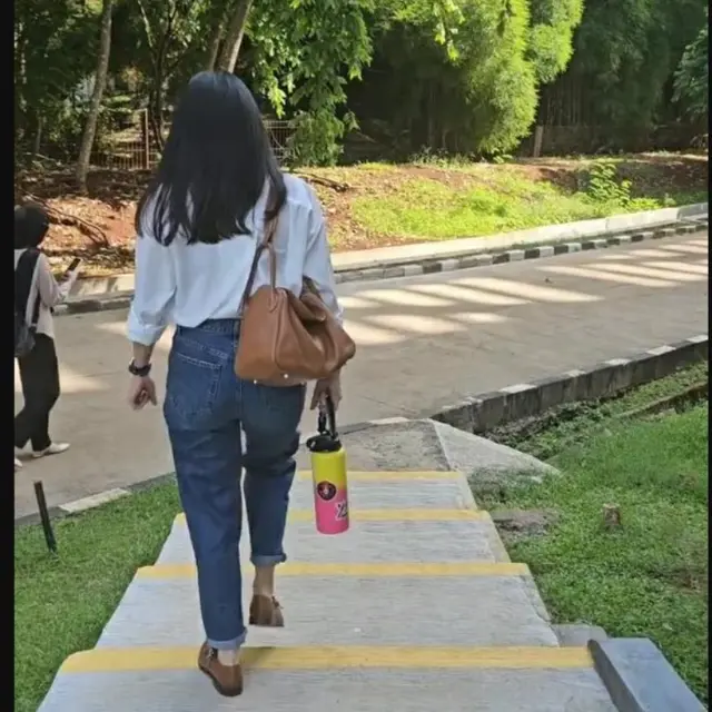 Gaya Kasual Dian Sastrowardoyo Saat Mengajar di Kampus, Pakai Kemeja Putih dan Celana Jeans.  foto; Instagram @therealdisastr