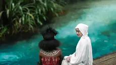 Bak editan, foto Dinda Hauw saat berada di Kali Biru terlihat bernuansa magis. Terlebih saat berfoto dengan wanita asli Papua yang disebutnya Si Manis. (Liputan6.com/IG/@dindahw)