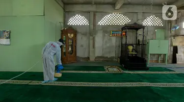 Petugas medis melakukan penyemprotan cairan disinfektan di Masjid Alafajri, Kelurahan Pejaten Barat, Jakarta, Jumat (13/3/2020). Ketua Umum PP DMI Jusuf Kalla menginstruksikan seluruh masjid disemprot cairan disinfektan untuk mengantisipasi penyebaran virus corona COVID-19. (merdeka.com/Imam Buhori)