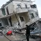 Bangunan-bangunan runtuh pasca gempa bermagnitudo 7,7 mengguncang wilayah di Jindires, Suriah. (Rami al Sayed/AFP)