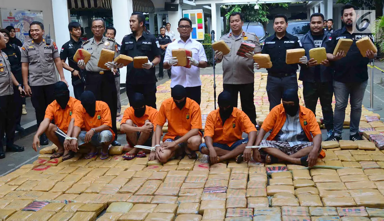 Wakapolda Metro Jaya, Brigjen Purwadi didampingi Dir narkoba Kombes Suwondo Nainggolan menunjukkan tersangka dan barang bukti narkoba jenis ganja jaringan Aceh-Jakarta-Bogor saat rilis di Polda Metro, Jakarta, Senin (30/7). (Merdeka.com/Arie Basuki)