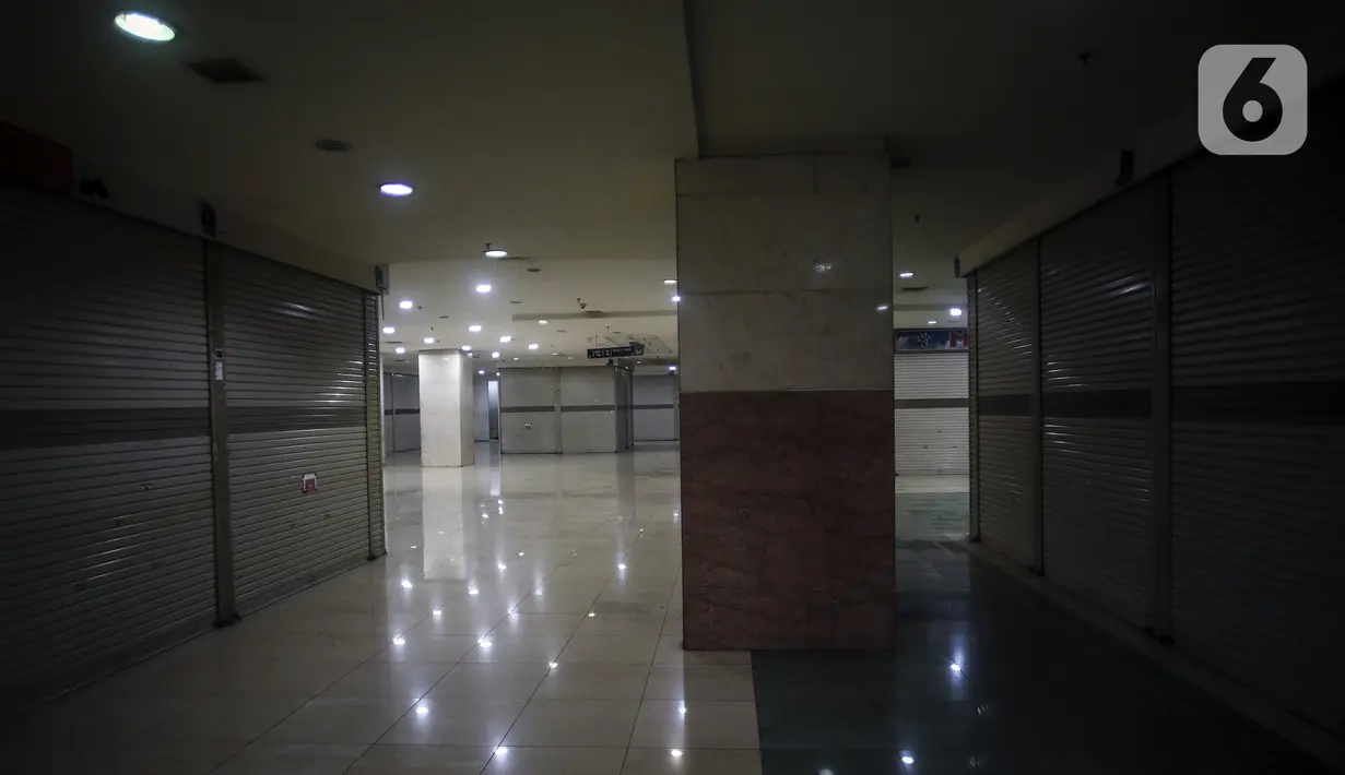 Kios-kios terlihat kosong atau disegel pengelola di Mangga Dua Square, Jakarta, Senin (29/11/2021). Walau pemerintah sudah membolehkan warga beraktivitas di luar rumah, Mangga Dua Square yang beberapa tahun lalu merasakan masa kejayaan kini sepi dan banyak kios tutup. (Liputan6.com/Johan Tallo)