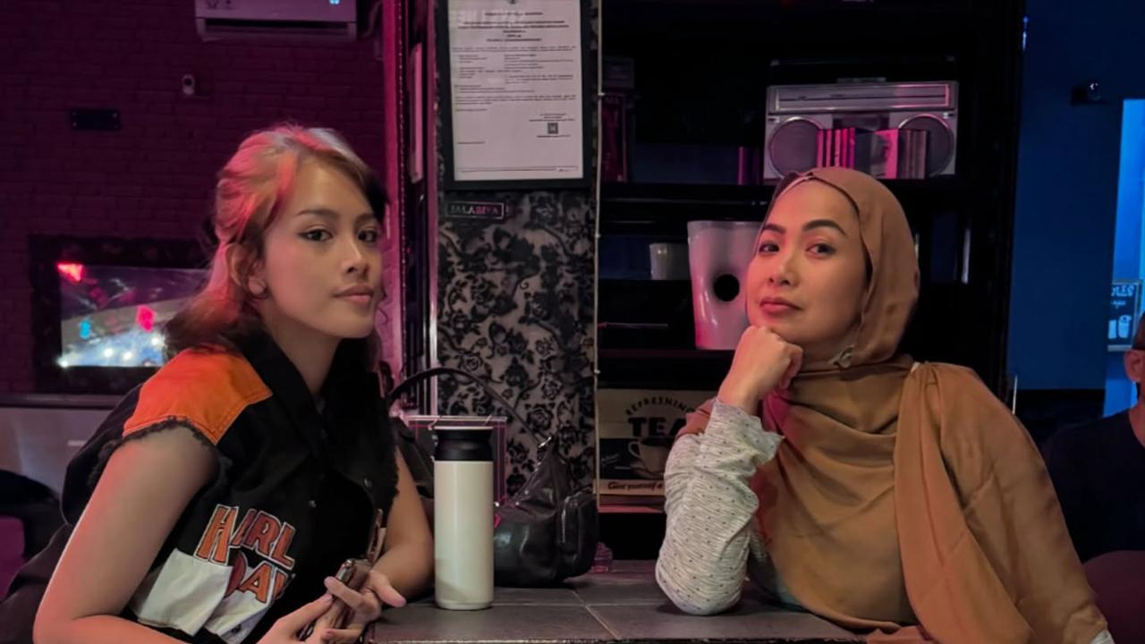 Momen Feni Rose Nonton Anaknya Manggung di Cafe, Duduk Sebelahan bak Bestie