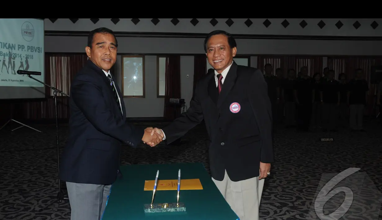  Imam Sudjarwo (kanan) terpilih sebagai ketua umum dalam musyawarah nasional yang digelar PBVSI, Jakarta, Jumat (22/8/2014) (Liputan6.com/Pool)