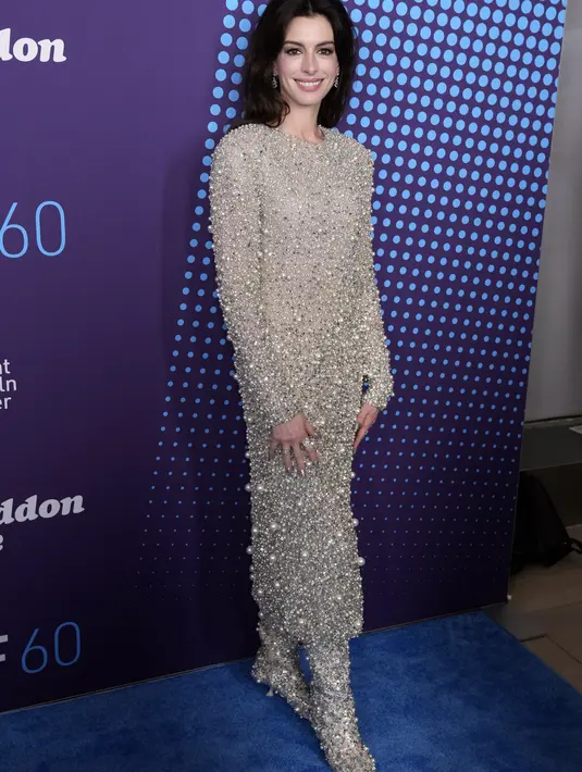 Anne Hathaway tersenyum sambil berpose saat menghadiri pemutaran perdana film "Armageddon Time" selama Festival Film New York ke-60 di Alice Tully Hall  di New York pada Rabu, 12 Oktober 2022. Rok lengan panjang menutupi sebagian besar tubuhnya dan jatuh ke betisnya. (Photo by Charles Sykes/Invision/AP)