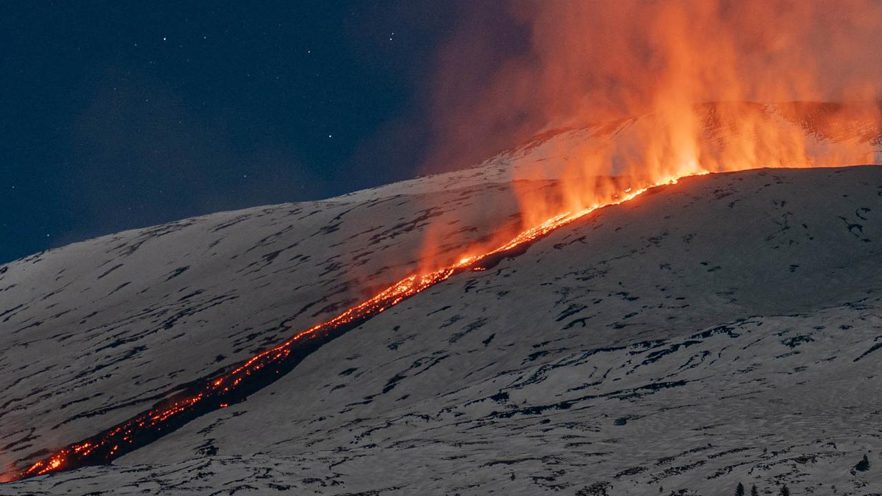 FOTO: Erupsi Gunung Etna yang Memukau: Saat Salju Menyatu dengan Lava