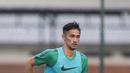 Bek Timnas Indonesia U-22, Gavin Kwan, menggiring bola saat latihan di Lapangan SPH Karawaci, Banten, Jumat (11/8/2017). Ini merupakan latihan terakhir sebelum berangkat ke Malaysia. (Bola.com/Vitalis Yogi Trisna)