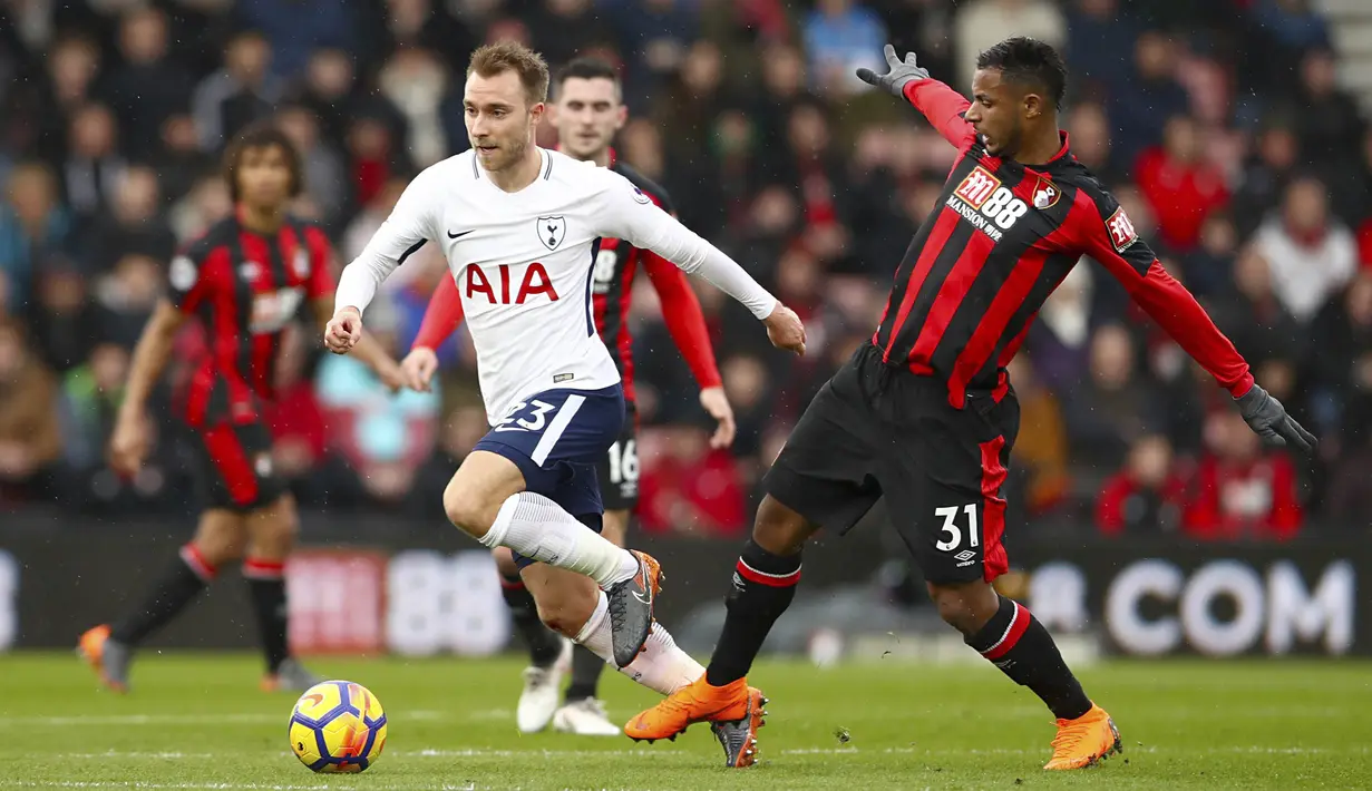 Gelandang Tottenham Hotspur, Christian Eriksen, melewati pemain AFC Bournemouth pada laga Preimer League di Stadion Vitality, Minggu (11/3/2018). AFC Bournemouth takluk 1-4 dari Tottenham Hotspur. (AP/John Walton)