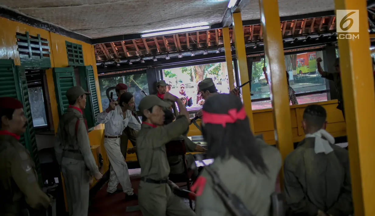 Sejumlah pengunjung melihat dioarama di Monumen Pancasila Sakti, Lubang Buaya, Jakarta, Minggu (1/10). Bertepatan dengan hari Kesaktian Pancasila, mereka melakukan napak tilas peristiwa G30S. (Liputan6.com/Faizal Fanani)
