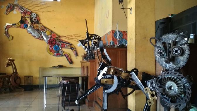Puluhan onderdil bekas terpasang di galeri art milik warga Kuningan Jawa Barat. Foto (Liputan6.com / Panji Prayitno)