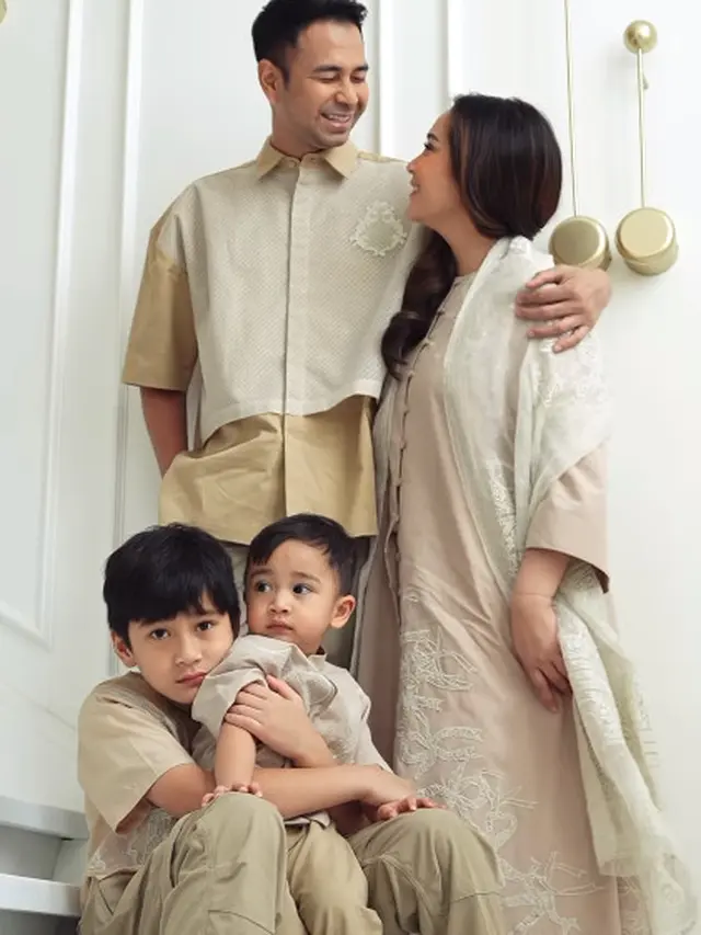 8 Potret Serasi Romantis Raffi Ahmad dan Nagita Slavina dengan Baju Lace Mewah, Bisa Jadi Inspirasi Busana Couple Lebaran