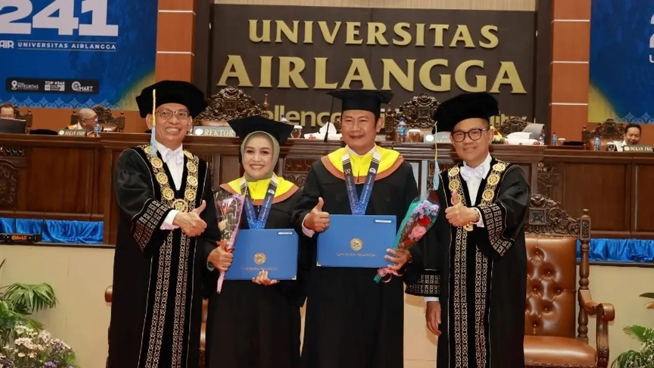 Bupati Lamongan Yuhronur Efendi bersama sang istri Anis Kartikawati dalam wisuda periode 241 Unair Surabaya. (Istimewa)