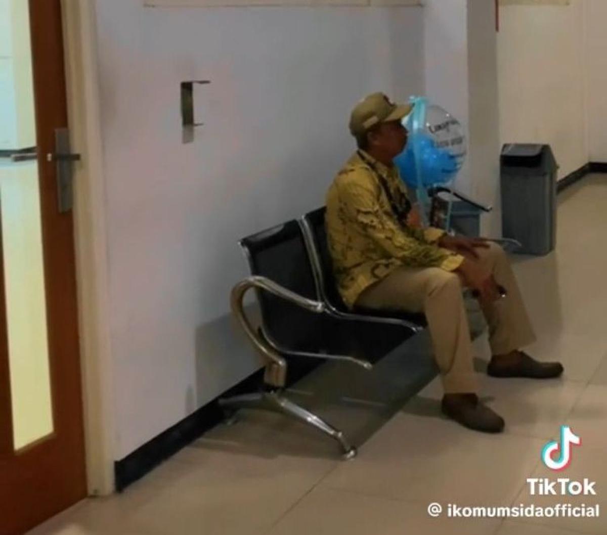 Inilah momen saat seorang ayah menunggu anaknya yang sedang melakukan sidang akhir. Ia menunggu di luar ruangan sambil membawakan hadiah untuk kelulusan putrinya yang sudah di depan mata.