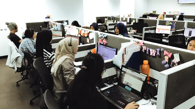 Customer Service Zalora saat melayani pelanggan