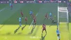 Mantan kiper Chelsea, Asmir Begovic gagal menangkap bola dan menyebabkan gawangnya kebobolan. This video is presented by Ballball.