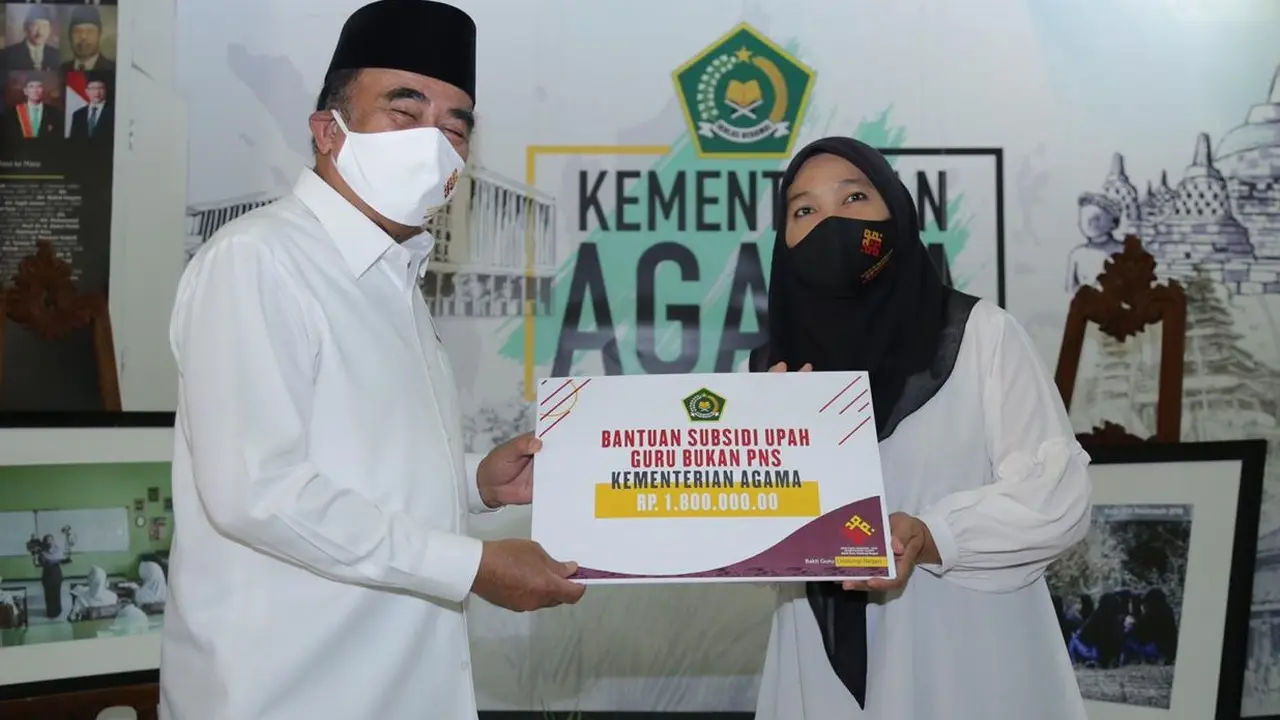 Menag Fachrul Razi secara simbolis menyerahkan Bantuan Subsidi Upah (BSU) bagi Guru dan Tenaga Kependidikan (GTK) Madrasah Bukan PNS kepada lima orang perwakilan pada Rabu (25/11/2020). (Dokumentasi Kemenag)