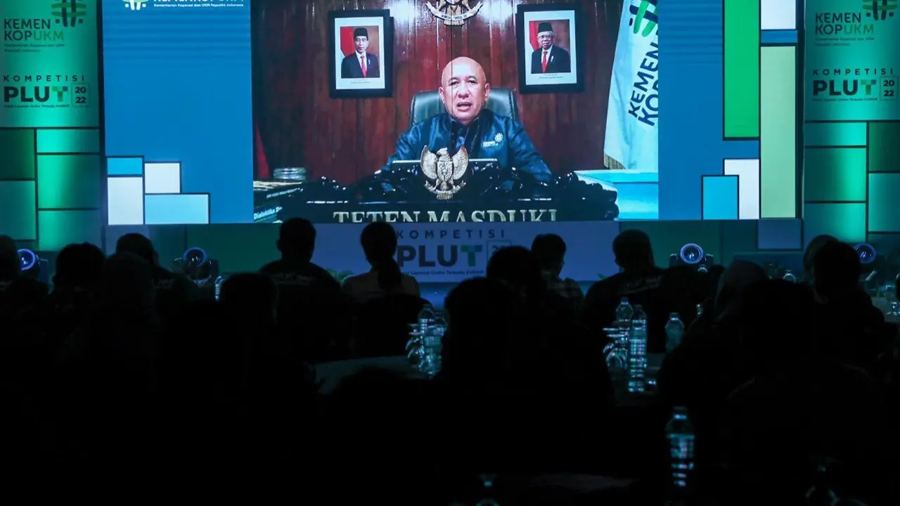 Menteri Koperasi dan UKM Teten Masduki dalam pernghargaan untuk Pusat Layanan Usaha Terpadu KUKM dan konsultan PLUT. (Dok KemenkopUKM)