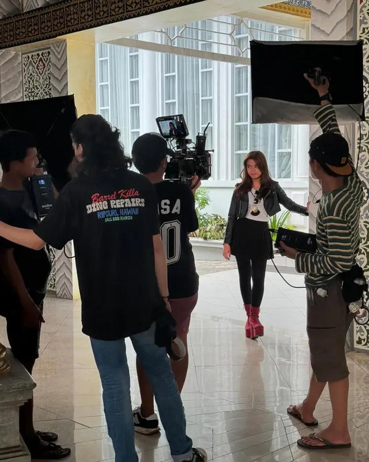 6 Potret Aqeela Calista di Lokasi Syuting Sinetron Asmara Gen Z, Penampilan Lebih Fresh