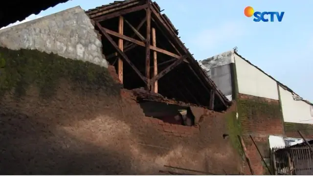 Sementara di Garut, Jawa Barat, tercatat ada sekitar 223 rumah warga yang rusak akibat gempa.