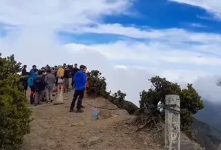 Gunung Pangrango dilihat dari puncak Gunung Gede. (Liputan6.com/Yacob Billiocta)