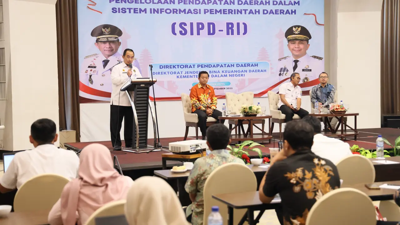 Direktur Pendapatan Daerah Ditjen Bina Keuangan Daerah Kemendagri, Teguh Narutomo dalam acara Rapat Asistensi Pengelolaan Pendapatan Daerah dalam SIPD RI yang berlangsung secara hybrid dari Yuan Garden Hotel, Jakarta, Rabu (23/9/2025) (Istimewa)