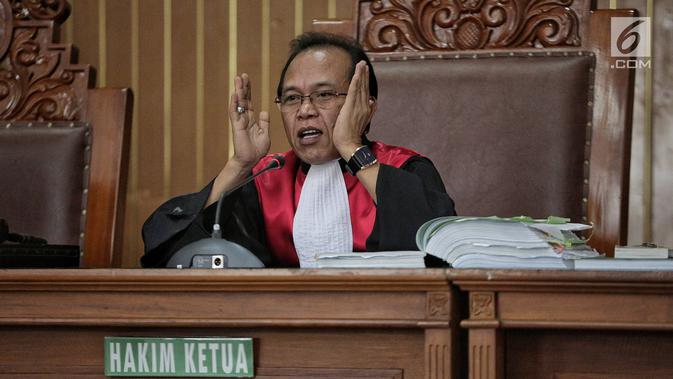 Ketua Majelis Hakim, Joni memimpin sidang lanjutan dengan terdakwa kasus dugaan penyebaran berita bohong atau hoaks, Ratna Sarumpaet di Pengadilan Negeri Jakarta Selatan, Selasa (14/5/2019). Sidang tersebut dengan agenda pemeriksaan terhadap dirinya. (Liputan6.com/Faizal Fanani)