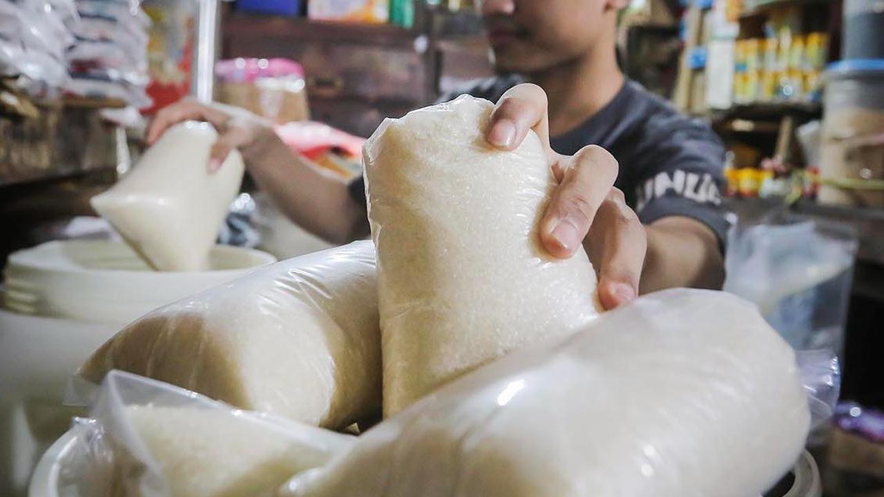 Harga gula pasir di Jakarta belakangan mengalami kenaikan. Di Pasar Kebayoran Lama, Selasa (21/11/2023), harga gula pasir telah menembus Rp18 ribu per kilogram (kg). Kenaikan ini disebut pedagang sudah terjadi sekitar satu hingga dua minggu terakhir.<br>