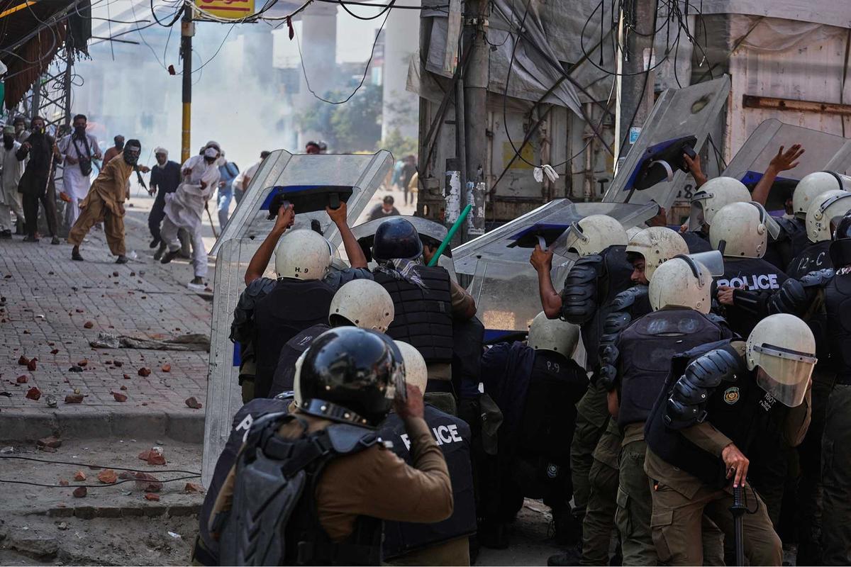 FOTO: Suasana Memanas di Lahore: Pendukung TLP Bentrok dengan Polisi Jelang Pawai Pro-Palestina
