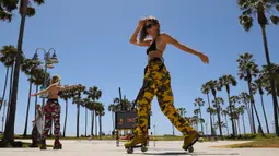 Sejumlah skater berlatih di Pantai Venice, Los Angeles (13/5/2020). Los Angeles County membuka kembali pantai-pantainya pada Rabu dalam pelonggaran terbaru pembatasan coronavirus yang telah menutup sebagian besar ruang publik dan bisnis California selama hampir dua bulan. (AP/Mark J. Terrill)