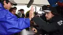 Pebalap McLaren, Fernando Alonso, memberikan salam kepada penggemarnya saat sesi jumpa fan F1 GP Jepang di Sirkuit Suzuka, Jepang, Kamis (24/9/2015). (AFP Photo/Toru Yamanaka)