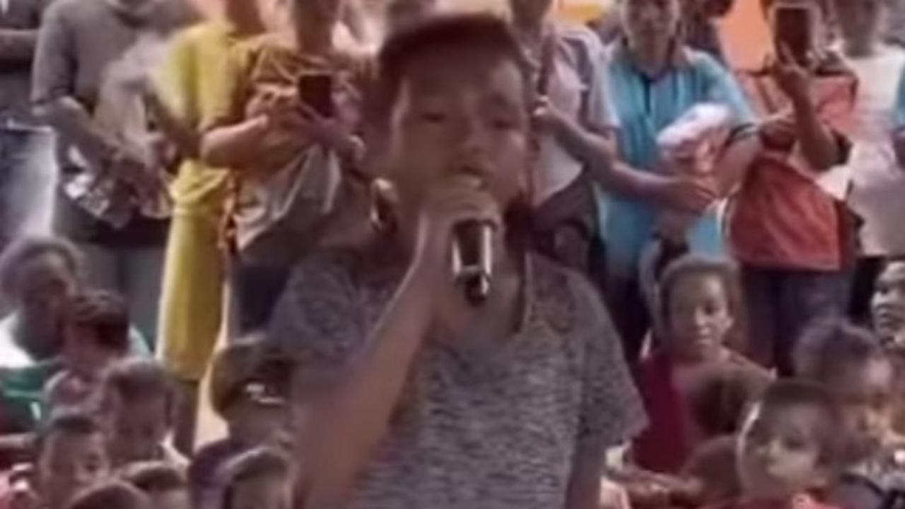 Momen Haru Anak Pengungsi Lewotobi Nyanyikan Lagu ‘Rindu Rumah’, Banjir Air Mata